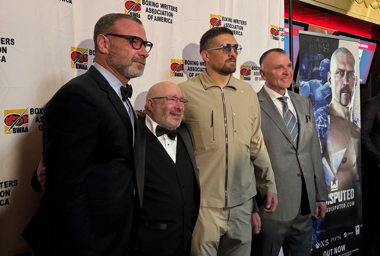 Oleksandr Usyk flanked by Liev Schrieber, manager Egis Klimas and BWAA President Joe Santoloquito